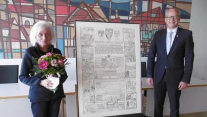 Bild: mma
Mit einem Blumenstrauß dankte Bürgermeister Bernhrad Lindner der Künstlerin Elisabeht Künzl für das Jubiläumsbild, das sie dem Markt Hahnbach zu dessen Jubiläum geschenkt hat.