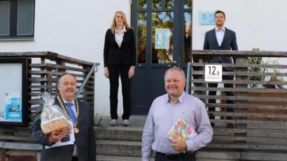 Bild: dpe
Die beiden Geehrten, Bürgermeister Peter Dotzler (vorne, links) und Franz Gottschalk (voren, rechts), mit Zweiter Bürgermeisterin Susanne Lindner (hinten, links) und Drittem Bürgermeister Dominik Obermeier (hinten, rechts).