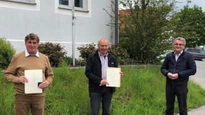 Bild: Prögler/exb
Bürgermeister Ludwig Prögler (rechts) dankte Franz Vogl und Willi Ring (von links) für ihre Sammlertätigkeit zugunsten des Volksbundes Deutsche Kriegsgräberfürsorge