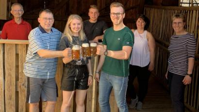 Bild: ner
Zwei Familien, ein Team: Am kommenden Wochenende organisieren Johannes Höcht und Franziska Zeidler mit Unterstützung ihrer Familien auf dem Grandlhof erstmals einen Zoiglausschank. Auf dem Bild (von links) Hubert Kellner, Thomas Zeidler, Franziska Zeidler, Fabian Zeidler, Johannes Höcht, Petra Zeidler, Marion Höcht.