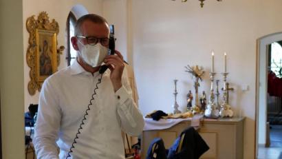 Bild: flm
Stadtpfarrer Thomas Vogl am Telefon in der Sakristei der Basilika: Denn schon unmittelbar nach dem Gottesdienst begann die Serie von vielen begeisterten Anrufen aus der ganzen Bundesrepublik.