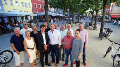 Bild: Dobmeier
Die CSU sucht beim Ortstermin nach kurz- und langfristigen Lösungen gegen die "Sandstürme" am Unteren Markt.