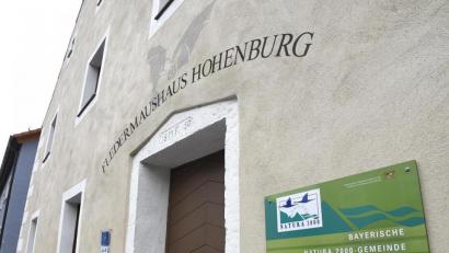 Archivbild: Petra Hartl
Bundesumweltministerin Svenja Schulze zeichnete Corona-bedingt etwas verspätet das Fledermaushaus Hohenburg und das Life+-Projekt „Große Hufeisennase in der Oberpfalz gemeinsam als Projekt der UN-Dekade Biologische Vielfalt aus.