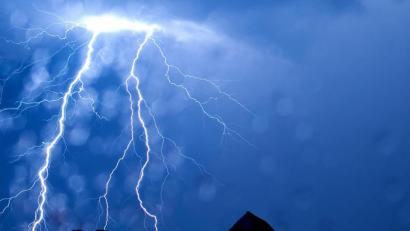 Symbolbild: Thomas Rensinghoff/dpa
Auch am Sonntag ziehen wieder Starkregen und Gewitter durch die Oberpfalz.