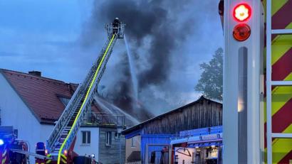 Bild: fph
Auch die große Drehleiter kam bei der Brandbekämpfung zum Einsatz.