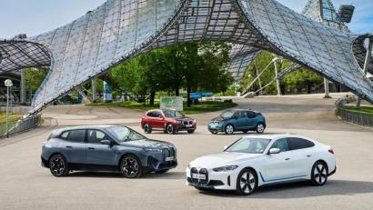 Bild: Wolfgang Groeger-Meier/BMW AG/dpa-
Elektrische Familienbande: Die zwei ganz neuen BMW iX (li.) und i4 posieren vorn gemeinsam mit dem iX3 und BMWs E-Pionier i3 (hinten re.), der seit 2013 im Programm ist.