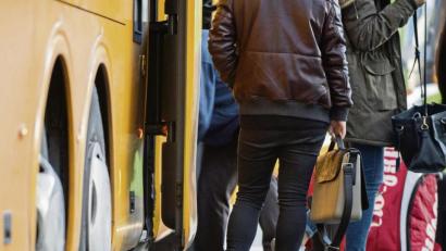 Bild: Alexander Heinl/dpa
Im Bus sind die Plätze hinter der Vorderachse bei drohender Reiseübelkeit die beste Wahl.