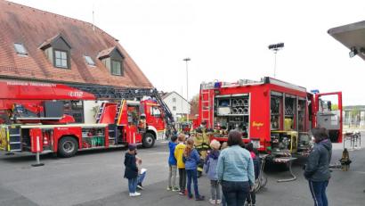 Bild: Johannes Werner/exb
An zwei Tagen stattete die Feuerwehr Tirschenreuth den Schülern der 3. Klasse einen Besuch ab. Dabei wurden auch die beiden Feuerwehrfahrzeuge samt Drehleiter inspiziert.
