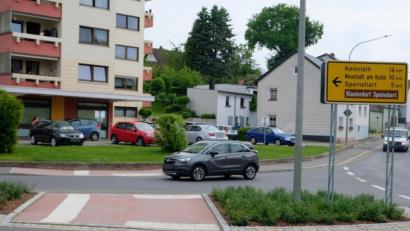 Bild: do
Auf die gegenseitige Rücksichtnahme der Fahrzeuglenker und Fußgänger appellieren Stadt und Polizei an der Querungshilfe im Kreuzungsbereich der Speinsharter und Pressather Straße.
