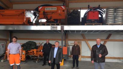 Bild: ral
Andreas Kräuter (Mitte) geht in Rente. Bürgermeister Josef Deichl, Verwaltungsleiter Martin Janz, Kämmerer Hans Werner und Bauhofleiter Markus Ries (von rechts) verabschiedeten den Gemeindearbeiter.