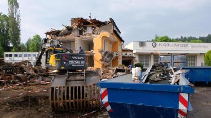 Bild: le
Ein neuer Blickfang am Ortseingang in der Neustädter Straße wird bis Mitte des nächsten Jahres entstehen. Derzeit erfolgt der Abbruch des vor 60 Jahren errichteten Stammhauses der Unternehmerfamilie Gollwitzer. Der Neubau wird ebenfalls wieder auf dem Betriebsgelände errichtet.