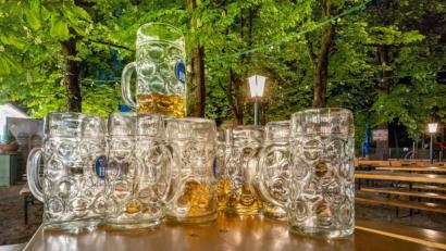 Symbolbild: Peter Kneffel/dpa
Bayern lockert die Coronabeschränkungen. Für Pflegeheimbewohner, Sportler und Kneipengänger heißt das "Aufatmen".