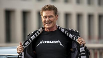 Archivbild: Fabian Sommer
Baywatch-Legende David Hasselhoff wirbt beim Bundesgesundheitsministerium für die Coronaimpfung.