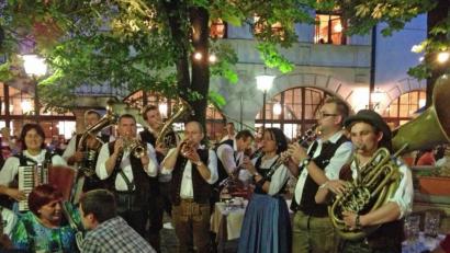 Bild: Andreas Royer
Die Birgländer Musikanten bei einem Auftritt im Biergarten des Hofbräuhauses in München.