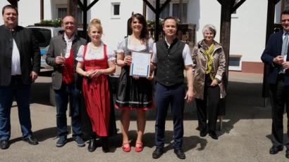 Bild: Hirsch
Bürgermeister Christian Ziegler (links) sowie Landrat Thomas Ebeling und Tourismusreferentin Alexandra Beier (von rechts) gratulierten der Familie Josef, Renate, Katharina und Thomas Auerbach (von links) zur Vier-Sterne-Bewertung ihres Hotels in Wolfringmühle.