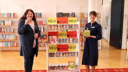 Bild: cog
Die kleinen Figuren ermöglichen jede Menge Hörvergnügen, weiß Bibliothekmitarbeiterin Melanie Schmidt (links). Deshalb hat Leiterin Christine Hollweck (rechts) zwei Tonie-Boxen und 200 Tonies beschafft.