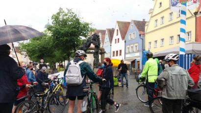 Bild: Kunz
Die Fahrraddemo von "Fridays for Future"-Aktivisten führte durchs Stadtgebiet. Die Abschlusskundgebung war vor dem Brunnen am Unteren Markt.
