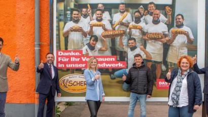 Bild: Jessica Scherl/exb
Die Bäckerei Scherl gibt der „Wirtschaftsmacht von nebenan“ ein vertrautes Gesicht. Im Bild von links Christian Dütsch (Signal Iduna), Karl-Heinz Feilen (Mewa Textil-Management), Natalie Schuster (IKK classic), Kurt Scherl (Bäckerei Scherl), die Geschäftsführerin der Kreishandwerkerschaft Claudia Mendel und Kreishandwerksmeister Ernst Maler.