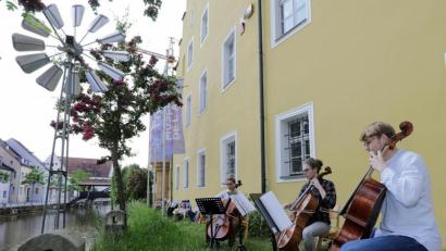Bild: Wolfgang Steinbacher
"Vilsromantik" mit zwei Cellisten der Musikfachschule Sulzbach-Rosenberg und ihrem Dozenten Christoph Pickelmann gab es vor dem Luftmuseum zu hören.