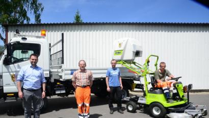 Bild: bey
Bürgermeister Sebastian Hartl (links) präsentiert gemeinsam mit Bauhofleiter Stefan Glossner (Zweiter von rechts) die neue maschinelle Ausstattung des Bauhofes. Neu im Team dabei Georg Rewitzer (Zweiter von links) und Josef Götz (auf dem Mähtraktor).