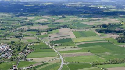Bild: mür
Die Ziegler-Group wird das Holzfaser-Dämmplattenwerk in Bärnau nicht bauen. Standort für das 60-Millionen-Euro-Projekt wäre an der Umgehungsstraße (rechts im Bild nach der Straße) gewesen.