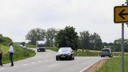 Bild: sche
Bürgermeister Alwin Märkl (rechts) ist bei einem Ortstermin mit (von links) Kreisrätin Barbara Gerl (CSU), Christian Drexler (CSU-Ortsvorsitzender Aschach) und Daniel Müller (CSU-Ortsvorsitzender Raigering) zuversichtlich, nun eine schnellere Entschärfung der unfallträchtigen Abzweigung AS 30 nach Aschach.erwarten zu dürfen.