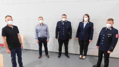 Bild: hai
Jochen Klant und Bianca Schott (Dritter und vierte von links) stehen auch die nächsten sechs Jahre an der Spitze der Aktiven. Es gratulierten Feuerwehrreferent Paul Dolata, Bürgermeister Christian Porsch und Kreisbrandmeister Jürgen Küffner (von links).