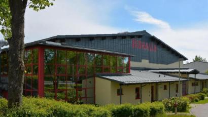Bild: jr
Im Juli sollen die Aufträge für die Sanierung der Eishalle Mitterteich vergeben werden. Die Stadt geht von einer halbjährigen Bauzeit aus, so dass erst Anfang 2022 mit der Wiedereröffnung der Einrichtung zu rechnen ist.