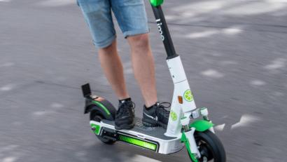 Symbolbild: Fabian Sommer/dpa
Mit ihrem E-Scooter ist ein Mädchen in Sulzbach-Rosenberg auf dem Schulweg gestürzt.