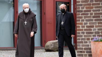 Bild: Marius Becker
Die Apostolischen Visitatoren Anders Arborelius (l) und Hans van den Hende stehen vor dem Maternushaus. Sie sollen als Bevollmächtigte von Papst Franziskus die Arbeit des Kölner Erzbischofs Woelki untersuchen.