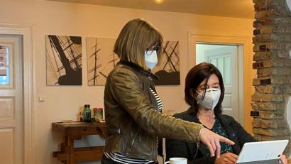 Bild: Iva Speranza/exb
Jasmin Grah und Sabine Weizenegger (von links) nutzen den seven-work-space in Immenstadt. Dabei geht es darum, den Platz, „Space“ genannt, mit Gleichgesinnten zu teilen.