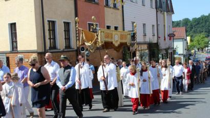 Archivbild: Pfarrgemeinderat Neustadt/exb
Eine Fronleichnamsprozession wie hier 2017 gab es heuer in Neustadt wegen der Corona-Pandemie nicht. An künftigen Umzügen will sich Bürgermeister Sebastian Dippold nicht mehr beteiligen.
