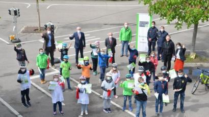 Bild: ero
Geschafft: Schülerinnen und Schüler der 4. Klassen halten hier ihre Urkunden in den Händen.