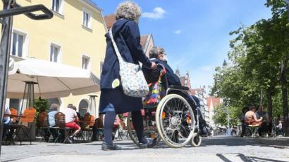 Bild: Gabi Schönberger
Weiden für alle und endlich barrierefrei. Die Veränderungen werden besonders den Unteren Markt mit seinen ausgedehnten Sondernutzungsflächen treffen, die sich die Gastronomen bisher gesichert haben.