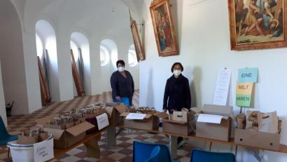 Bild: Monika Grötsch/exb
Der Frauenbund Münchenreuth hatte im Kappl-Umgang einen Stand mit Eine-Welt-Waren aufgebaut.