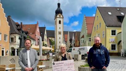 Bild:  Tim Nößner/exb
Durch den Kochabend kam ein Erlös von 3100 Euro zusammen, der an „Integration Schwandorf" ging. Tobias Brunner (links) und Benedikt Gruber (rechts) übergaben den Spendenscheck an Elke Reinhart.