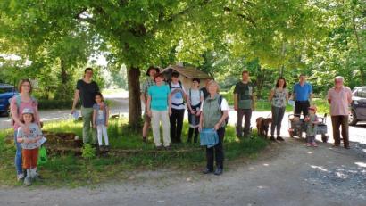 Bild: br
Auf positive Resonanz stieß der von Martina Dötsch (Sechste von links) organisierte „Clean Up Day“ entlang des von der FGV-Ortsgruppe betreutes Wanderwegenetzes. Dazu hatte sich auch der Vorsitzende der FGV-Ortsgruppe, Dieter Kottwitz (rechts), eingefunden.
