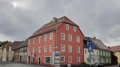 Bild: bjp
Im früheren Gasthof "Reichsapfel" am Cammerloherplatz befand sich von 1830 bis 1903 die erste Kemnather Poststelle. Ein dezentes Posthorn über dem Eingang erinnert daran.