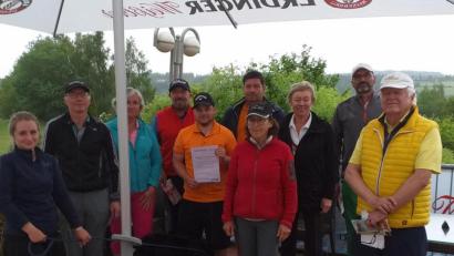 Bild: Golfclub Stiftland/exb
Die erfolgreichsten Teilnehmer des Turniers (von links): Andrea Kudlickova, Wolfgang Beer, Christine Schöner, Raimund Fischer, Simon Adam, Andy Kern, Marlies Koch, Anita Engmann, Heinz Engmann und Präsident Wolfgang Ries.