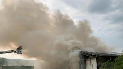 Bild: Feuerwehr/exb
Dichter Rauch quoll aus der brennenden Halle, in der Sperrmüll, Altholz und Kartonagen lagerten. Zunächst konnte das Feuer nur von außen bekämpft werden.