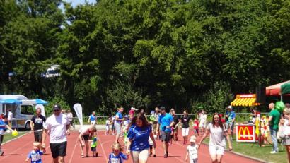 Archivbild: Thomas Fink/exb
Dieses Bild wird es heuer nicht geben: Statt im Sepp-Simon-Stadion findet der Charity Stadtlauf als "Virtual Run" statt.