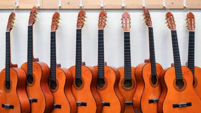 Bild: Patrick Pleul/dpa
Nummerierte Gitarren für den Musikunterricht hängen an einer Wand. Nach monatelanger Corona-Zwangspause dürfen an den Musikschulen in Bayern seit Montag Gruppen und Ensembles wieder gemeinsam proben.