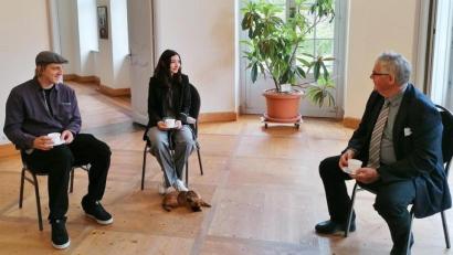 Bild: Schloss Königshain/exb
Künstler Florian und Özlem Nörl mit dem sächsischen Landrat Bernd Lange beim Gespräch im Künstlerhaus Schloss Königshain bei Görlitz.