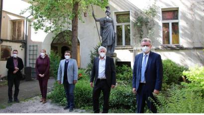 Bild: Stadt Sulzbach-Rosenberg, Johanna Wojtas/exb
Zu Füßen der Minerva stehen vor dem Eingang des Druckereisaals (von links) Stadtheimatpfleger Markus Lommer, Nina Mutzbauer vom Stadtmarketing, Kulturamtsleiter Fred Tischler, Bundestagsabgeordneter Alois Karl und Bürgermeister Michael Göth.
