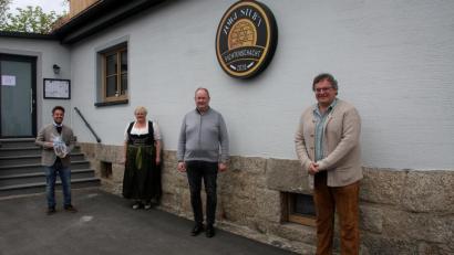 Bild: wro
Zweiter Bürgermeister Michael Dutz (links) und Pfarrer Markus Nees (Zweiter von rechts) gratulierten Wirtin Silke Wolfrum (Zweite von links) und Inhaber Thomas Streber zur Neueröffnung der „Zoigl-Stub’n Fichtenschacht“.