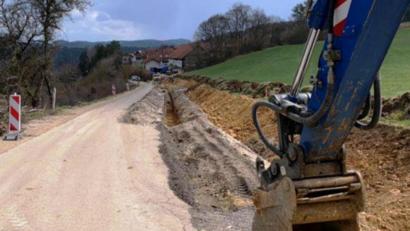 Bild: jp
Die Wasserleitung ins neue Baugebiet Kastl-Süd II ist fast fertig verlegt. Damit muss die neue Gemeindeverbindungsstraße von Kastl nach Utzenhofen nicht mehr aufgerissen werden.