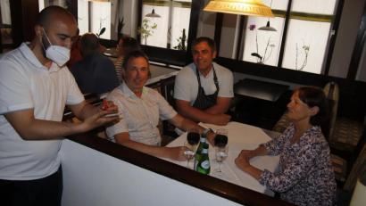 Bild: mfh
Die Eheleute Haar sind Stammgäste im Ristorante Imperatore. Restaurantinhaber Leo (Mitte) freute sich, dass er seine Gäste endlich auch wieder in den Innenräumen bewirten kann.
