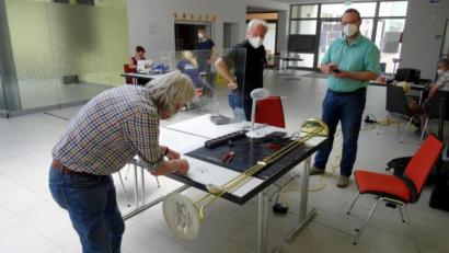 Bild: Norbert Mitlmeier/exb
Im Repair-Café wird eifrig gewerkelt, wenngleich die dimmbare Stehlampe von 1995 auch weiterhin nur eingeschränkt funktionieren wird, weil ein elektronische Ersatzteil nicht mehr lieferbar ist.