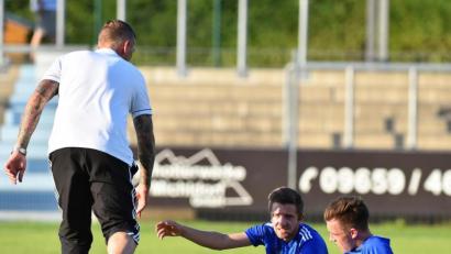 Bild: A. Schwarzmeier
Trainer Andreas Scheler klatscht Mathias Heinl und Fabian Helleder (von links) ab: Auf die Spieler der SpVgg SV Weiden warten anstrengende Wochen. Am Samstag, 12. Juni, ist Trainingsauftakt.