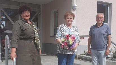 Bild: u
Heidi Flierl (Mitte) gehört zu denen, die sich in besonderem Maß für das BRK-Seniorenwohn- und Pflegeheim St. Barbara und dessen Bewohner engagiert haben. Heimleiterin Astrid Geitner (links) und Heimbeirats-Vorsitzender Rudolf Wild verabschiedeten sie nun aus dem Heimbeirat.